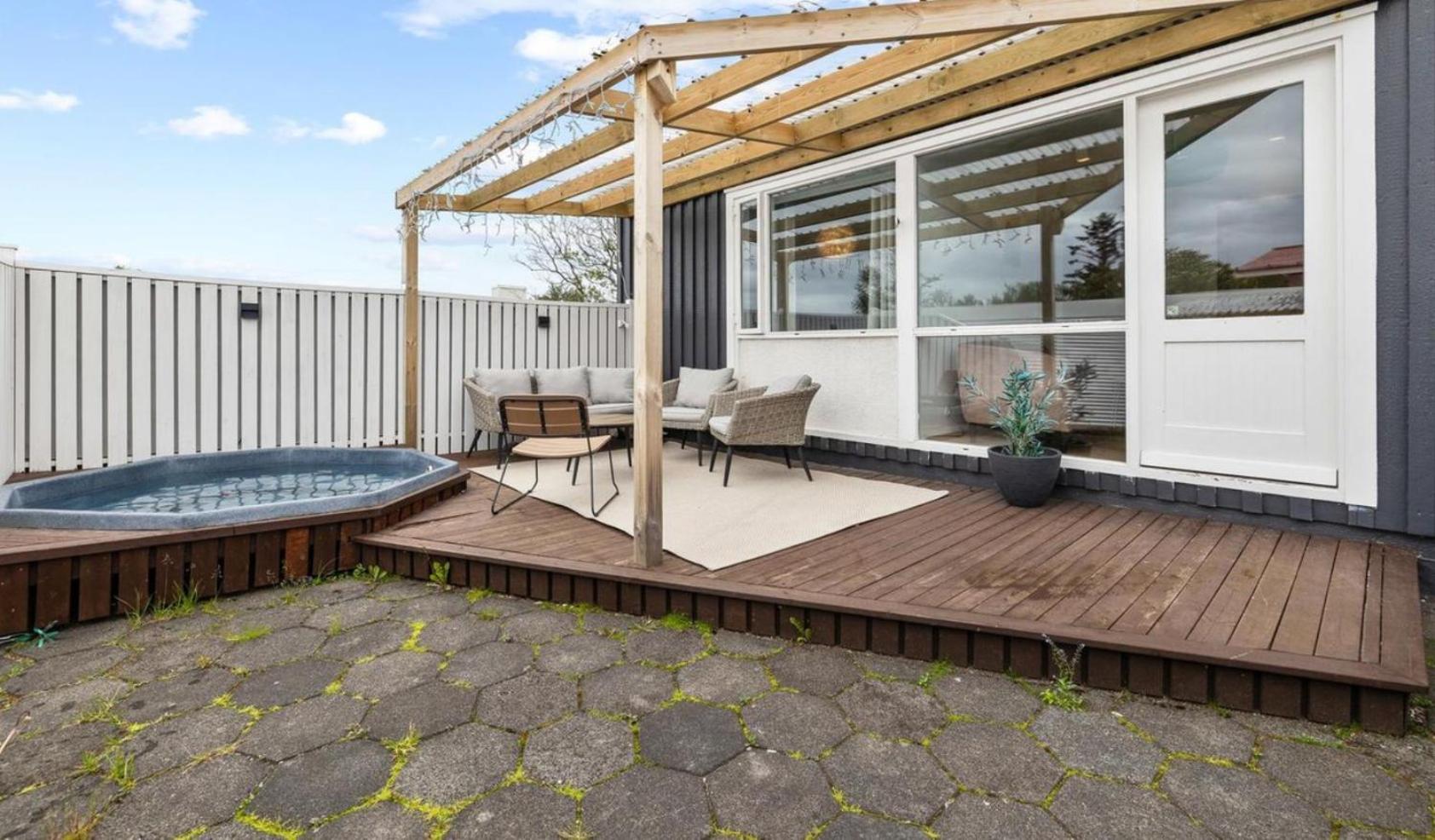 House - Villa With Garden And Hot Tub, 2 Min From Reykjavik Garthabaer Exterior foto